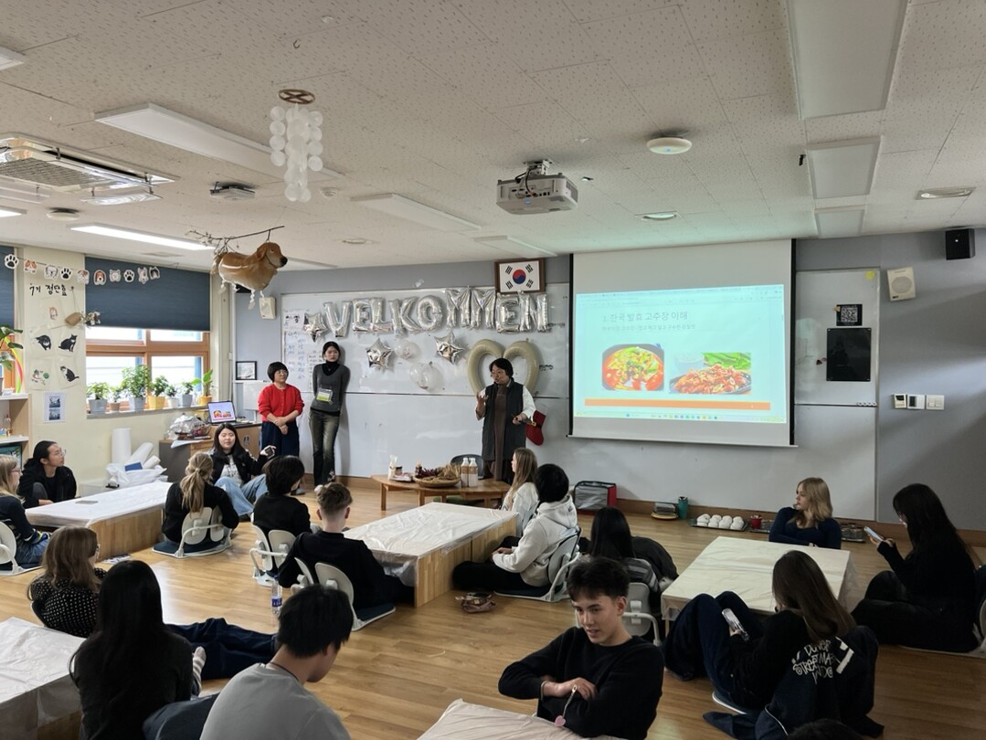 오디세이학교, 덴마크 학생들과 전통 고추장 만들기 체험 진행